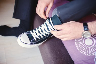 dantel ipe düğün, modern hipster yerine klasik şık ayakkabı, spor ayakkabı giyen damat. Giyinme olayı vintage etkisi