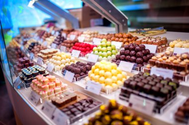 çikolata truffes, şeker ve tatlılar vitrin fabrika mağaza mağaza. çikolata bit Yerel çikolata mağaza satış boyutu