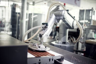 Endüstriyel fabrika içinde çikolata üretim hattı. otomatik üretim sürecinde