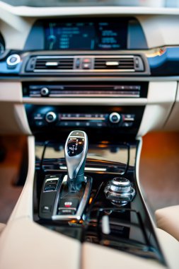 otomatik vites değiştiren yeni, modern bir otomobil. close-up otomatik transmisyon ve kokpit arka plan ile araba iç
