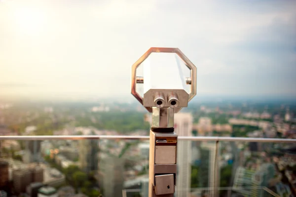 Telescopio de mano en la parte superior del rascacielos en la plataforma de observación para admirar el horizonte de la ciudad al atardecer. Efecto vintage — Foto de Stock