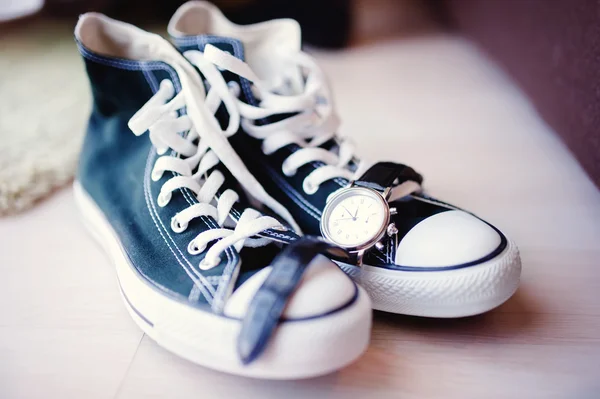 Boda moderna con zapatillas en lugar de zapatos clásicos. Bodegón de zapatos de novio, reloj y accesorios —  Fotos de Stock