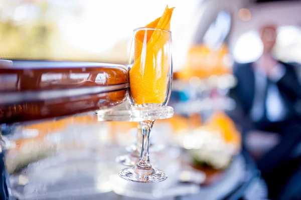 Copa de champán en limusina, día de la boda, bebidas de celebración y evento elegante — Foto de Stock
