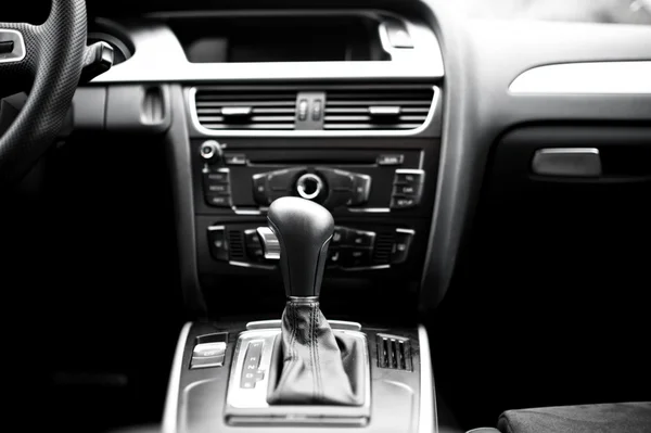 Detalhes interiores e elementos do carro moderno, close-up do botão de mudança de velocidades automático com fundo do cockpit — Fotografia de Stock