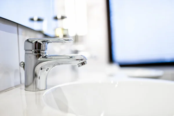 Zeitgenössisches Badezimmer Waschbecken Armaturen und Spiegel in Luxus-Haus oder Hotel — Stockfoto