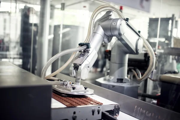 Ligne de production de chocolat dans une usine industrielle. Processus automatique dans la chaîne de production — Photo