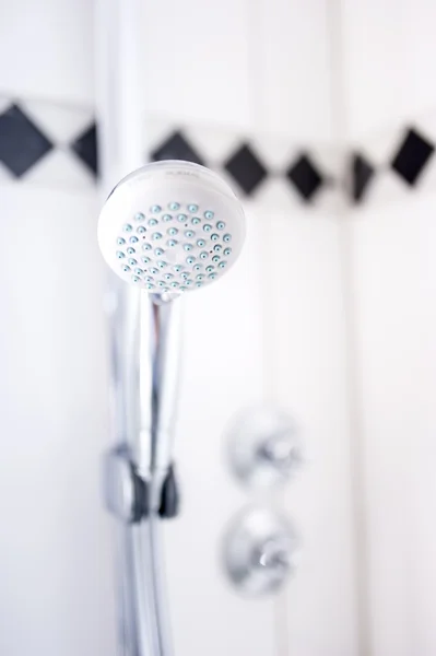 Gros plan sur la pomme de douche moderne à l'hôtel ou à la maison contemporaine — Photo