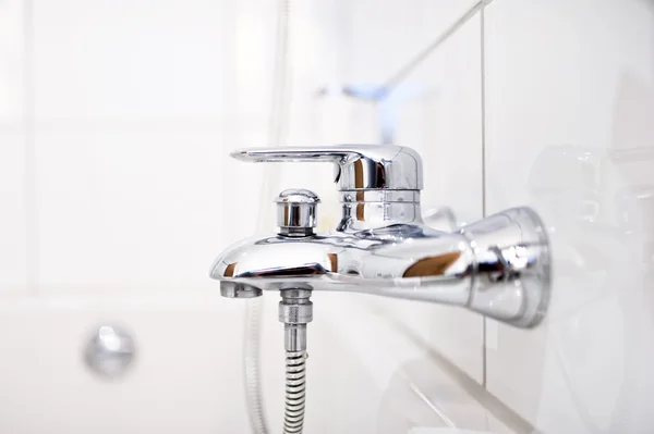 Nahaufnahme von Luxus-Badezimmer Wasserhahn mit Dusche in zeitgenössischer Wohnung — Stockfoto