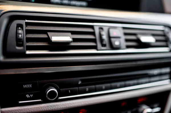 Klimatizace a auto ventilační systém s podrobnostmi o moderní auto. detaily interiéru moderní auto — Stock fotografie