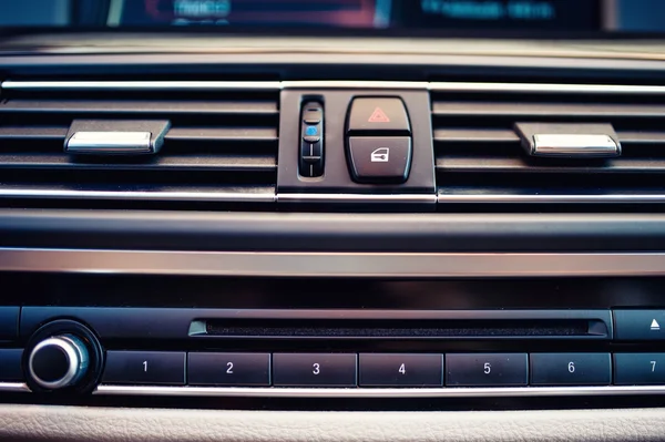 Detalhes e close-up de ar condicionado e sistema de ventilação do carro. Interior de carro moderno com orifícios de ventilação — Fotografia de Stock