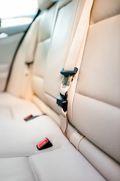Cinto de segurança no banco traseiro do carro moderno com interior em couro bege. Interior moderno de um carro com couro bege — Fotografia de Stock