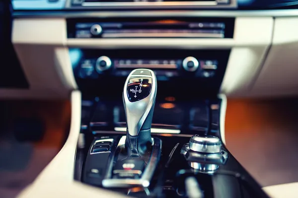 Automatikschaltung in einem neuen, modernen Auto. Innenraum mit Nahaufnahme von Automatikgetriebe und Cockpit-Hintergrund. Jahrgangseffekt — Stockfoto