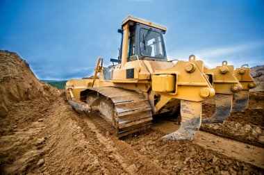 Close-Up buldozer veya tarak ile toprak karayolu üzerinde çalışma 