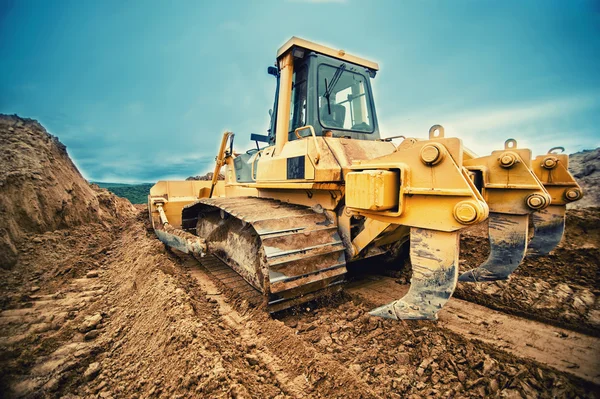 Close-up van bulldozer of graafmachine werken met bodem op snelweg — Stockfoto