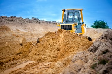 Endüstriyel bulldozer ve Ekskavatör sandpit otoyol inşaat alanı üzerine toprak ile çalışma