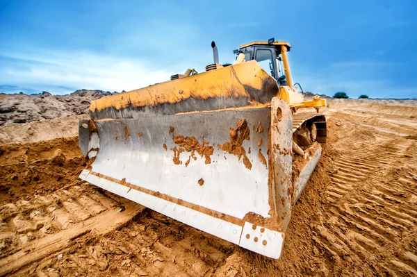 Primer plano de la pala excavadora, máquinas industriales que trabajan en arenero en obra — Foto de Stock