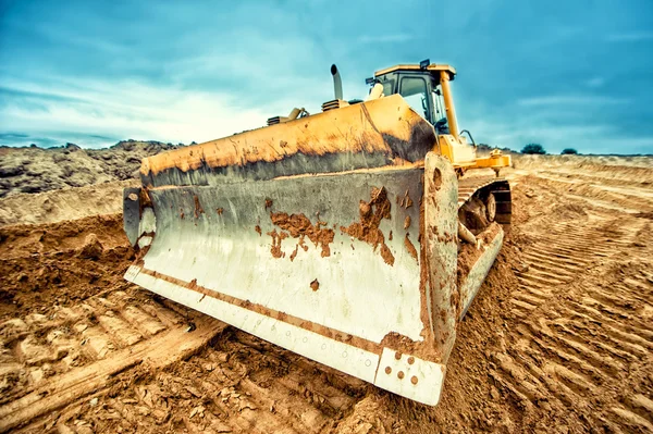 Close-up van bulldozer blade, industriële machines werken in zandbak op de bouwplaats — Stockfoto