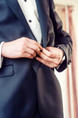 şık genç moda erkek smokin ceketi kadar düğmelerini. yetişkin erkek soyunma, şık takım elbise, smokin.