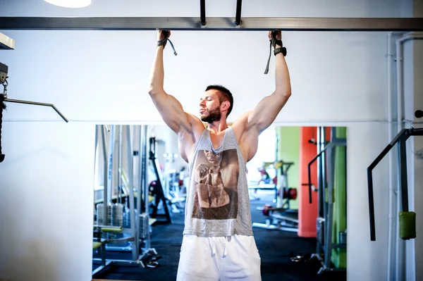 Muscular sexy homem trabalhando fora no ginásio — Fotografia de Stock