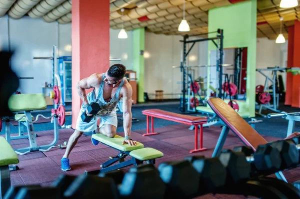 Binaragawan bekerja dan pelatihan di gym — Stok Foto