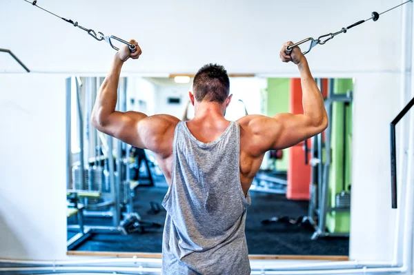 Bodybuilder traint de biceps in de sportschool. Sportconcept — Stockfoto