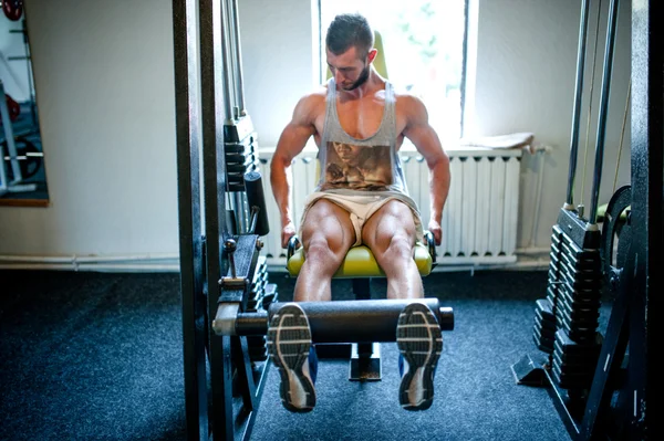 Bodybuilder fungerande ben på gym, fitness begreppet ett hälsosamt liv — Stockfoto