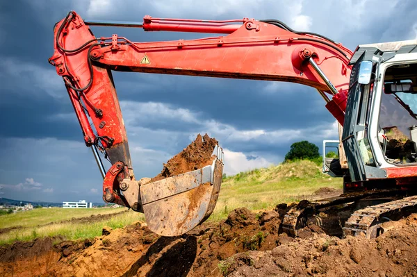 Eathmover, industriella grävare och grävmaskin arbetar i sandlådan på byggarbetsplats — Stockfoto