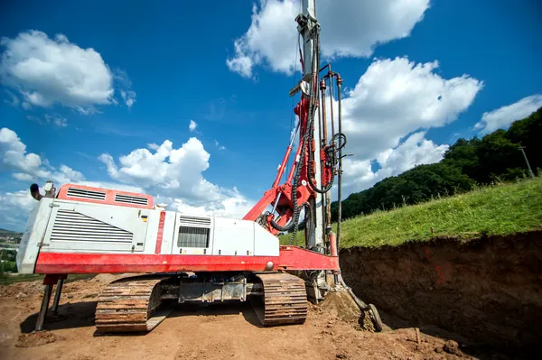 Macchine industriali per fori di perforazione nel terreno. Cantiere con impianto di perforazione — Foto Stock