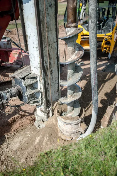 Primo piano di costruzione coclea, impianto di perforazione industriale facendo un buco nel terreno — Foto Stock