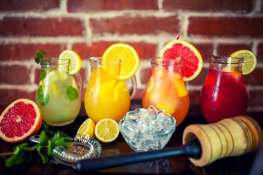 dört taze limonata meyve ve malzemeler ile