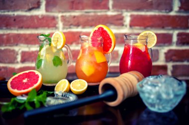 tropikal limonata testiler restoran ya da bar meyve ve malzemeler içinde