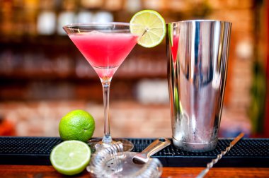 kireç ve buz ile casino ve bar Cosmopolitan kokteyl içki servis