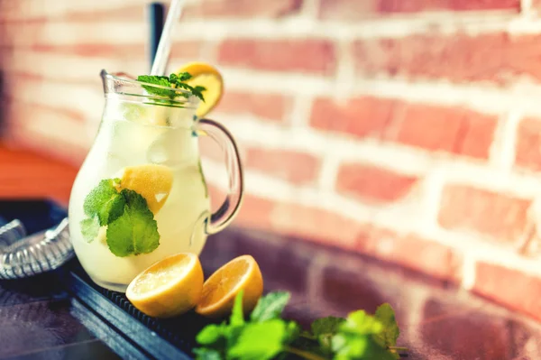 Mátou a citronovou limonádu, pít čerstvé letní osvěžení — Stock fotografie