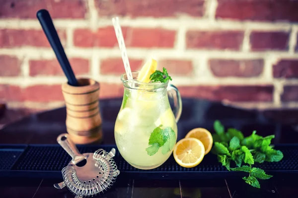 Limonata di menta fresca con ingredienti in una brocca. effetto vintage — Foto Stock