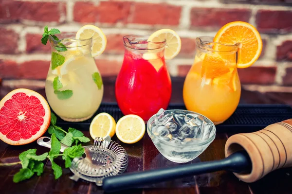 Limonadas de hortelã, laranja e grapfruit servidas no restaurante ou bar — Fotografia de Stock