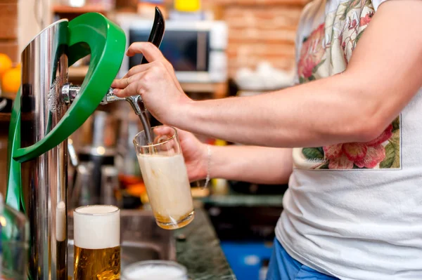 Barmann schenkt Bier vom Fass in Kneipe oder Bar ein — Stockfoto