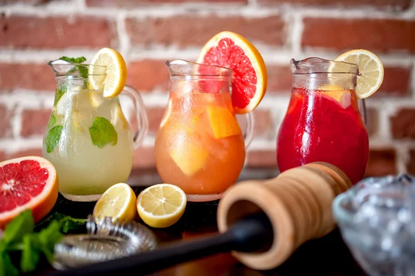 Limonadas com ingredientes em bar no balcão ou mesa de madeira — Fotografia de Stock