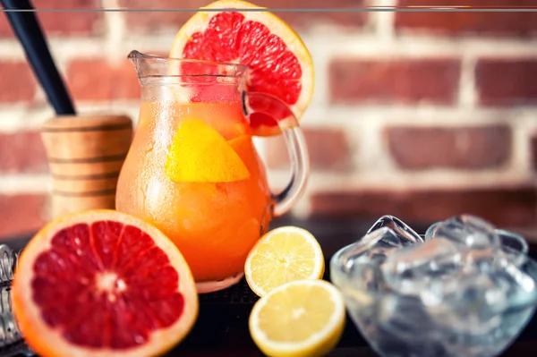 Primo piano di limonata di pompelmo con limoni — Foto Stock