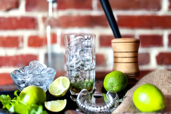 Cocktail an der Bar, frisches alkoholisches Getränk mit Limetten und Eis — Stockfoto