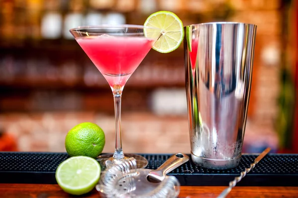 Cosmopolitan cocktail drink at casino and bar served with lime and ice — Stock Photo, Image