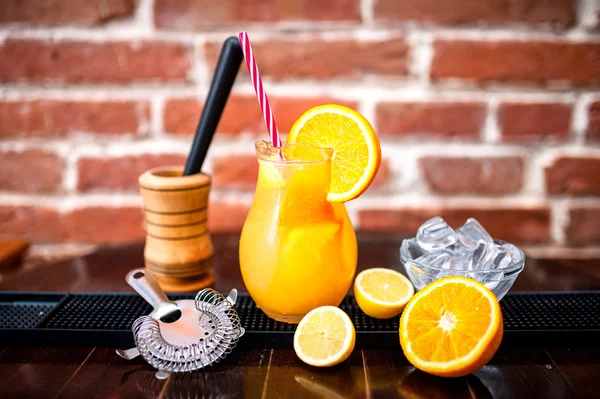 신선한 여름 음료로 무 알콜 음료 오렌지 레모네이드 — 스톡 사진
