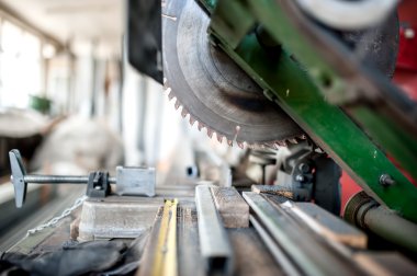 endüstriyel metal kesme aletinin yakın çekim. çelik ve metal üretim fabrikası bileşik gönye testere veya sanayi testere kayar