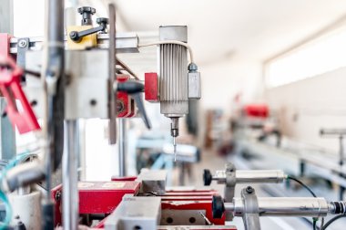 endüstriyel makine otomatik işlemi ile sondaj. Fabrika Frezeleme ve sondaj ekipmanları ve Makinaları