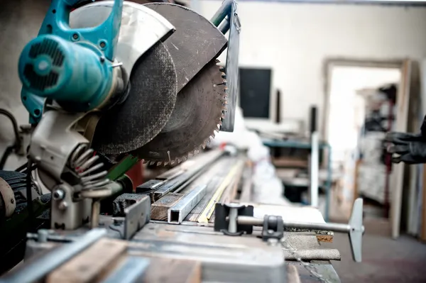 産業用切削工具工場で、複合マイターをスライディング鋭い刃を見た。鉄鋼・金属製造 — ストック写真