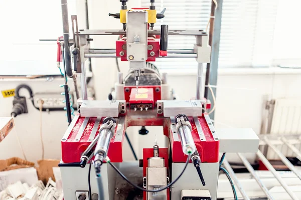 Przemysłowe maszyny z automatycznej kontroli wiercenia. Fabryka narzędzi do wiercenia w metalu lub tworzyw sztucznych — Zdjęcie stockowe