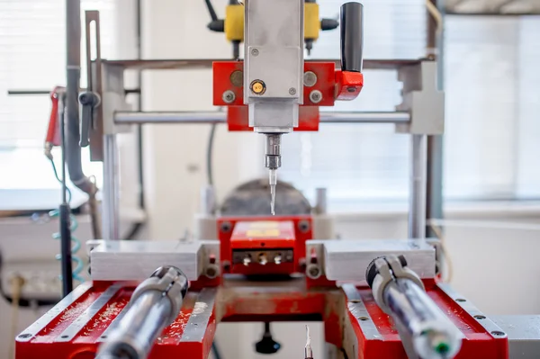 Primo piano di macchinari industriali per la perforazione dei metalli. utensili e utensili di fabbrica — Foto Stock