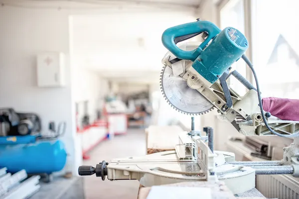 Industriële glijdende samengestelde mijter zag gebruikt voor het snijden van pvc, plastic en metaal in productie fabriek — Stockfoto