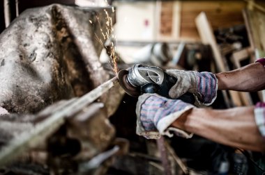 açılı taşlama, kesme, zımparalama ve parlatma için kullanılan güç aracı ile metal kesme ve parlatma işçi