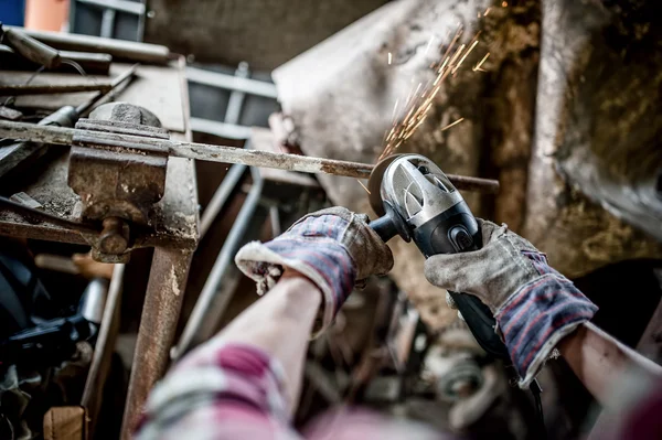 Açılı taşlama, kesme, zımparalama ve parlatma için kullanılan güç aracı ile metal kesme ve parlatma erkek işçi — Stok fotoğraf