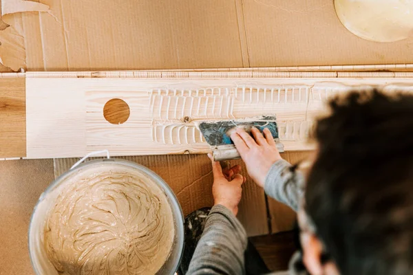 Travailleur Pose Parquet Travailleur Installant Des Planchers Bois Franc Pendant — Photo